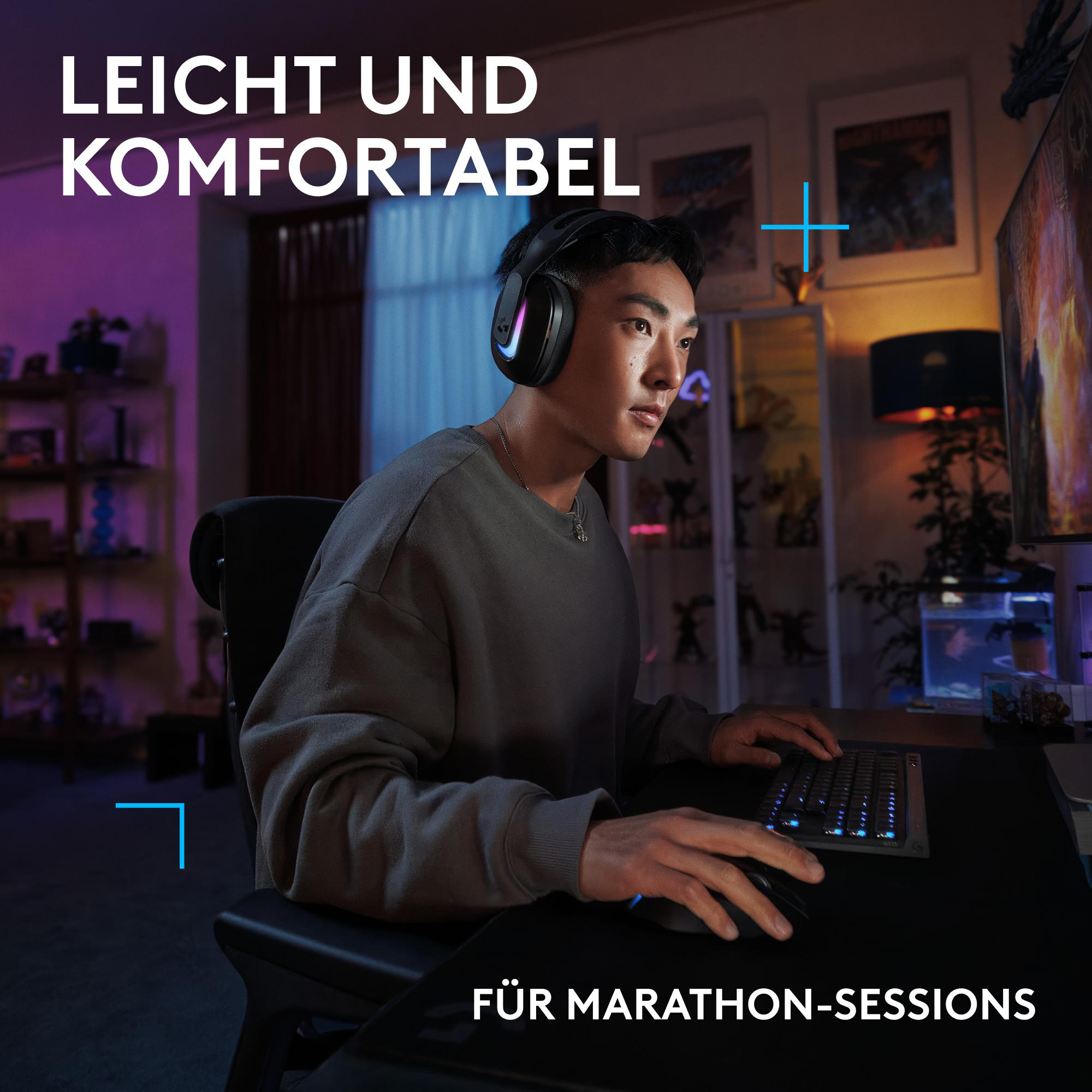 Ein Mann mit Headset spielt am Schreibtisch. Text: Leicht und komfortabel, für Marathon-Sessions.