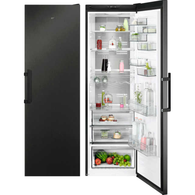 Schwarzer Kühlschrank mit geöffneten Türen, die Regale und Lebensmittel zeigen.