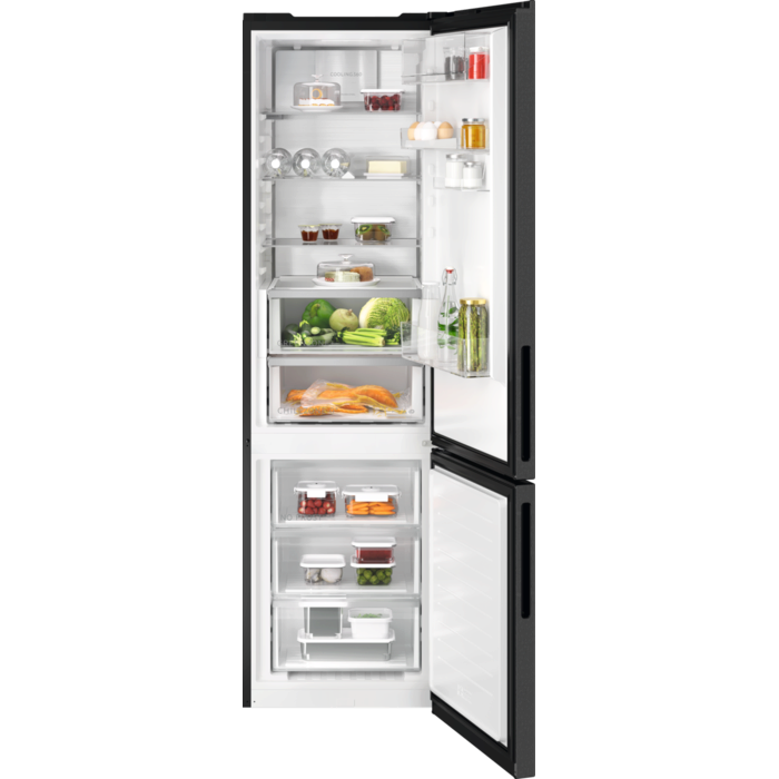 Ein Kühlschrank mit offener Tür, die Regale und Inhalte zeigt.