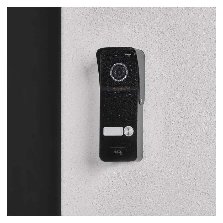 Fekete kaputelefon a falra szerelve, kamerával és gombbal.