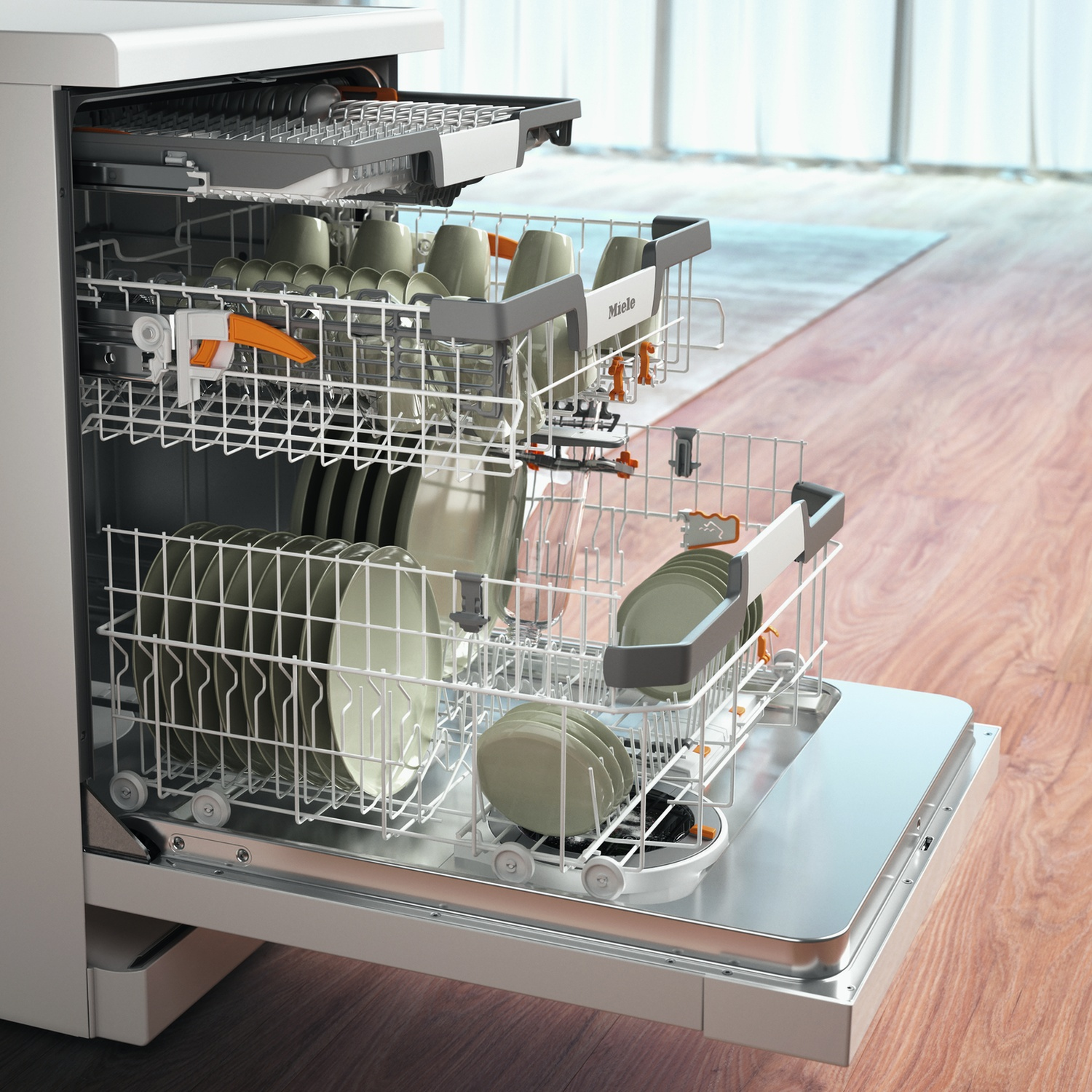 Lavastoviglie Miele aperta con cestelli carichi di piatti e bicchieri. Pavimento in legno.