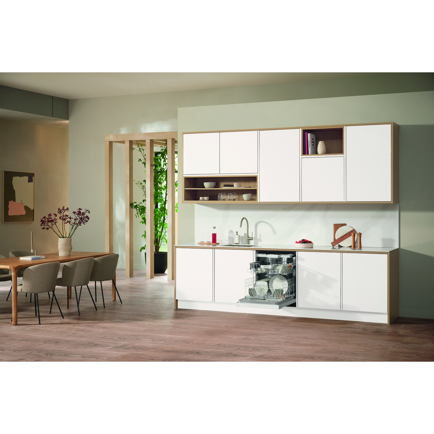 Scena cucina con lavastoviglie aperta. Mobili moderni e sala da pranzo. Interni luminosi.