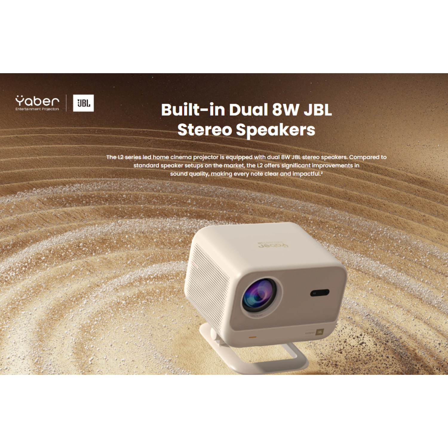 Een projector op een zandachtergrond, met tekst over dubbele 8W JBL stereoluidsprekers.