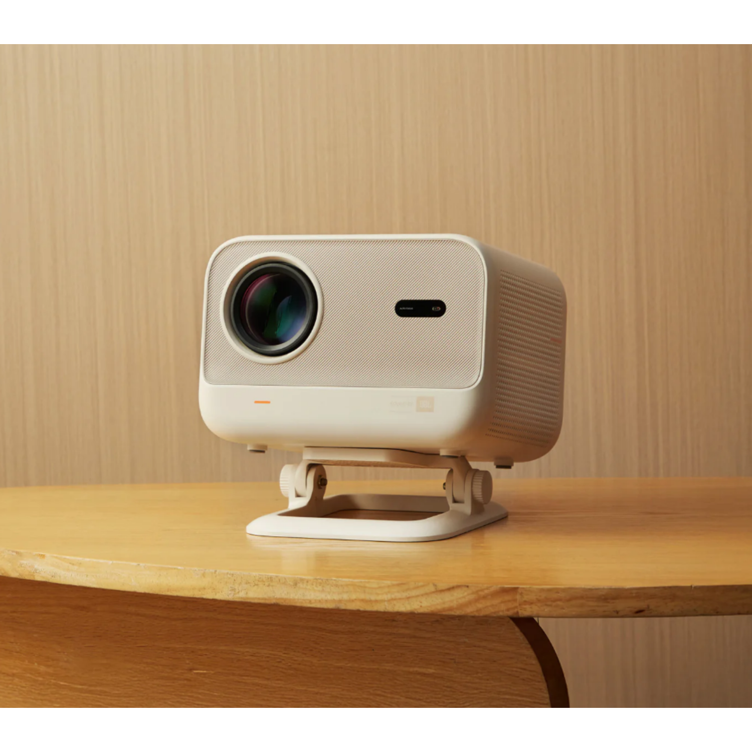Een witte projector op een houten tafel. De kleur is lichtbeige.