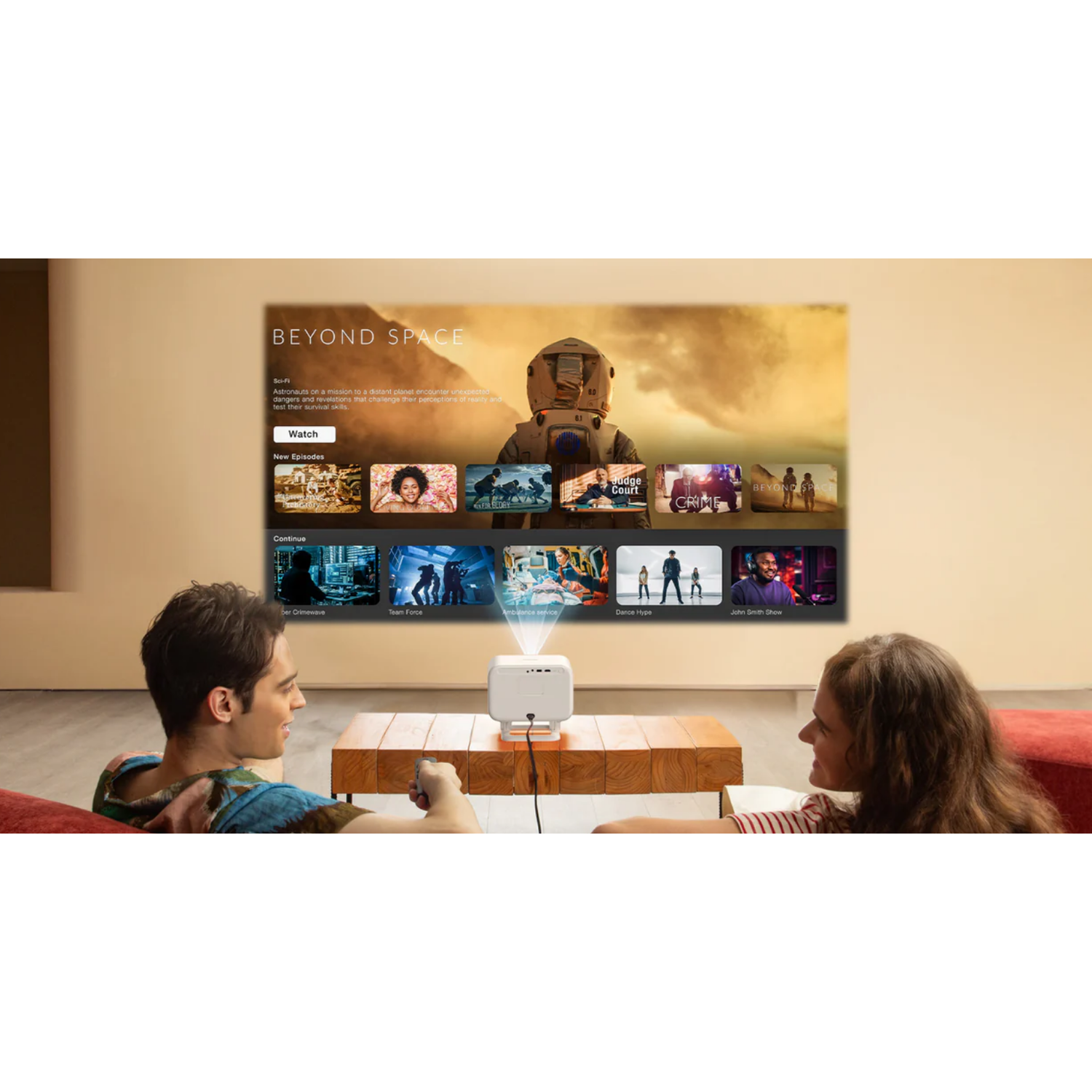 Een projector die een film op een muur projecteert. Een stel kijkt naar de film.