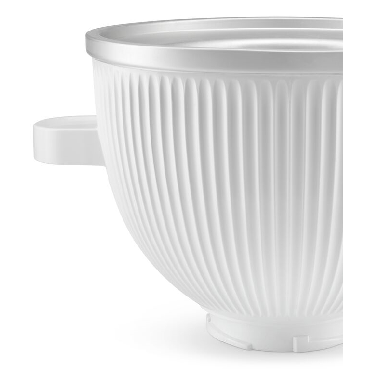 Primo piano di una ciotola bianca, che mostra il design scanalato e un manico, su sfondo bianco.