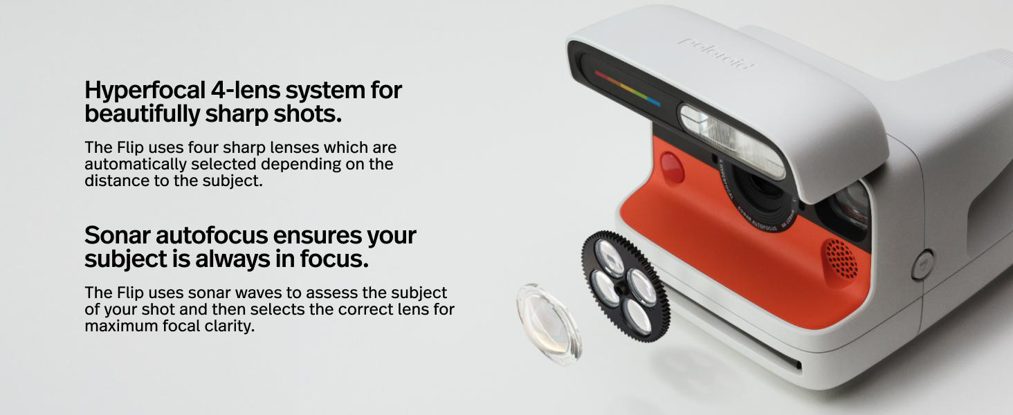 Zwei Polaroid Kameras, eine schwarz, eine weiß/orange, nebeneinander auf einer Oberfläche.