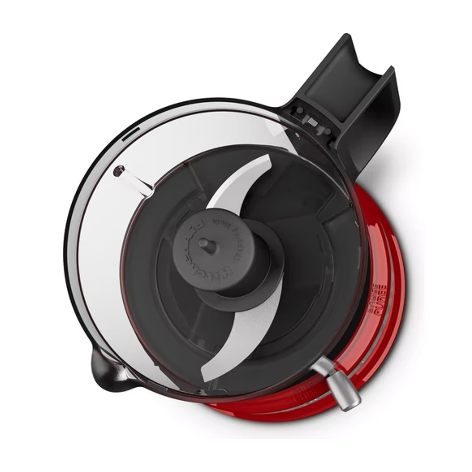 Coperchio rosso del robot da cucina, vista angolata. Coperchio trasparente, interno nero.