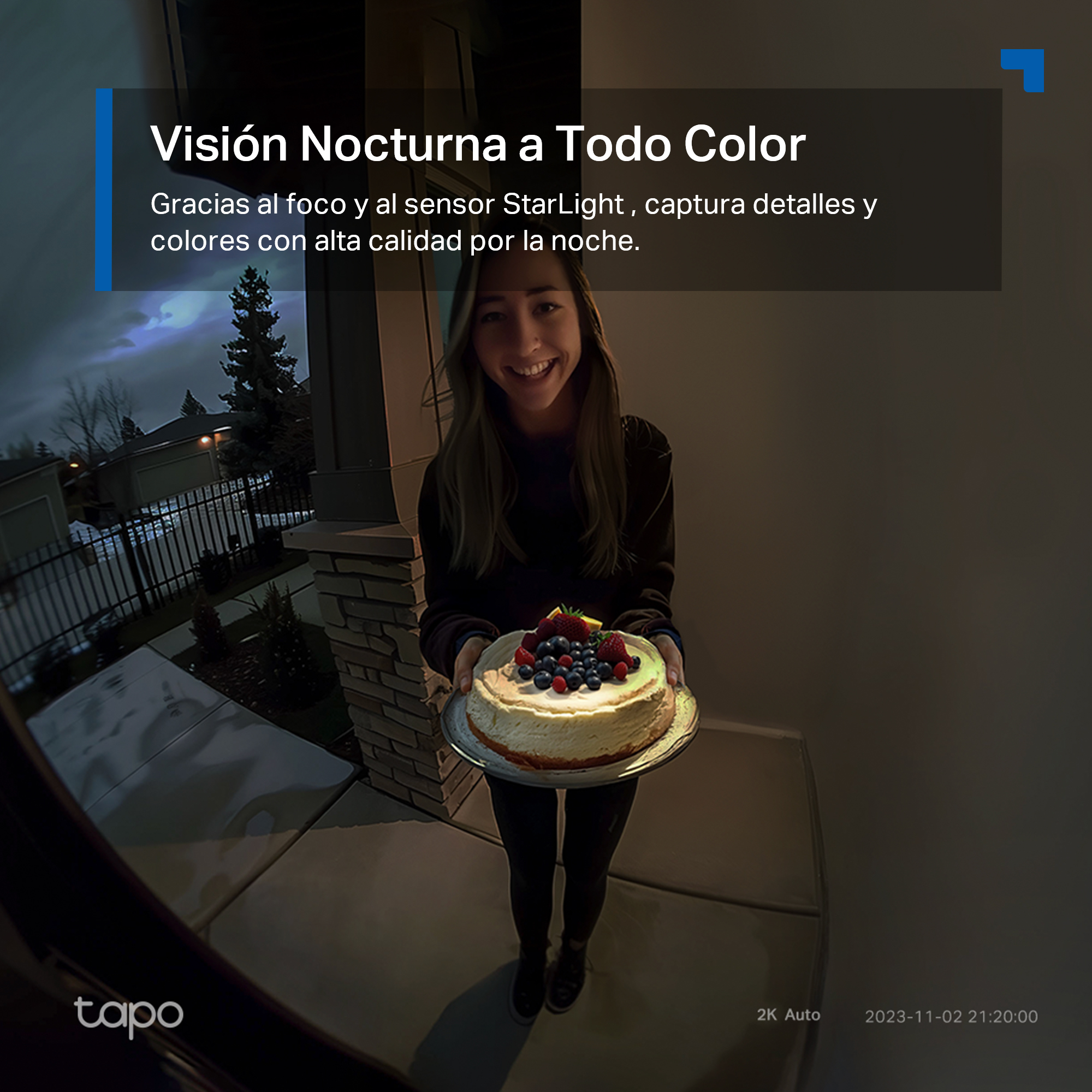 Mujer con pastel afuera, de noche, vista de la cámara desde la puerta principal.