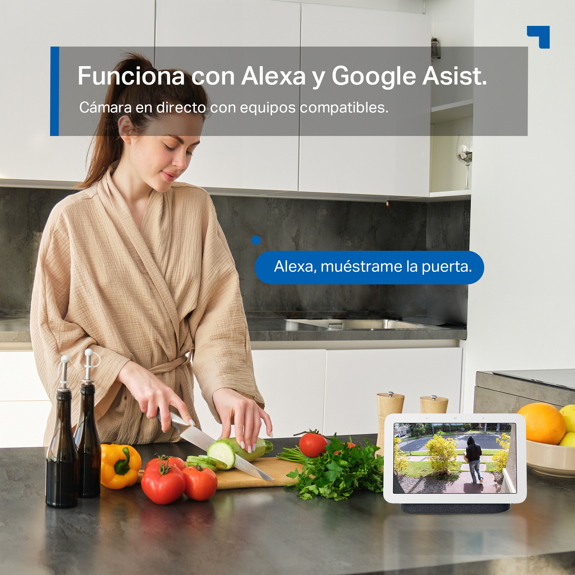 Mujer en cocina con comestibles. Pantalla inteligente muestra escena exterior.