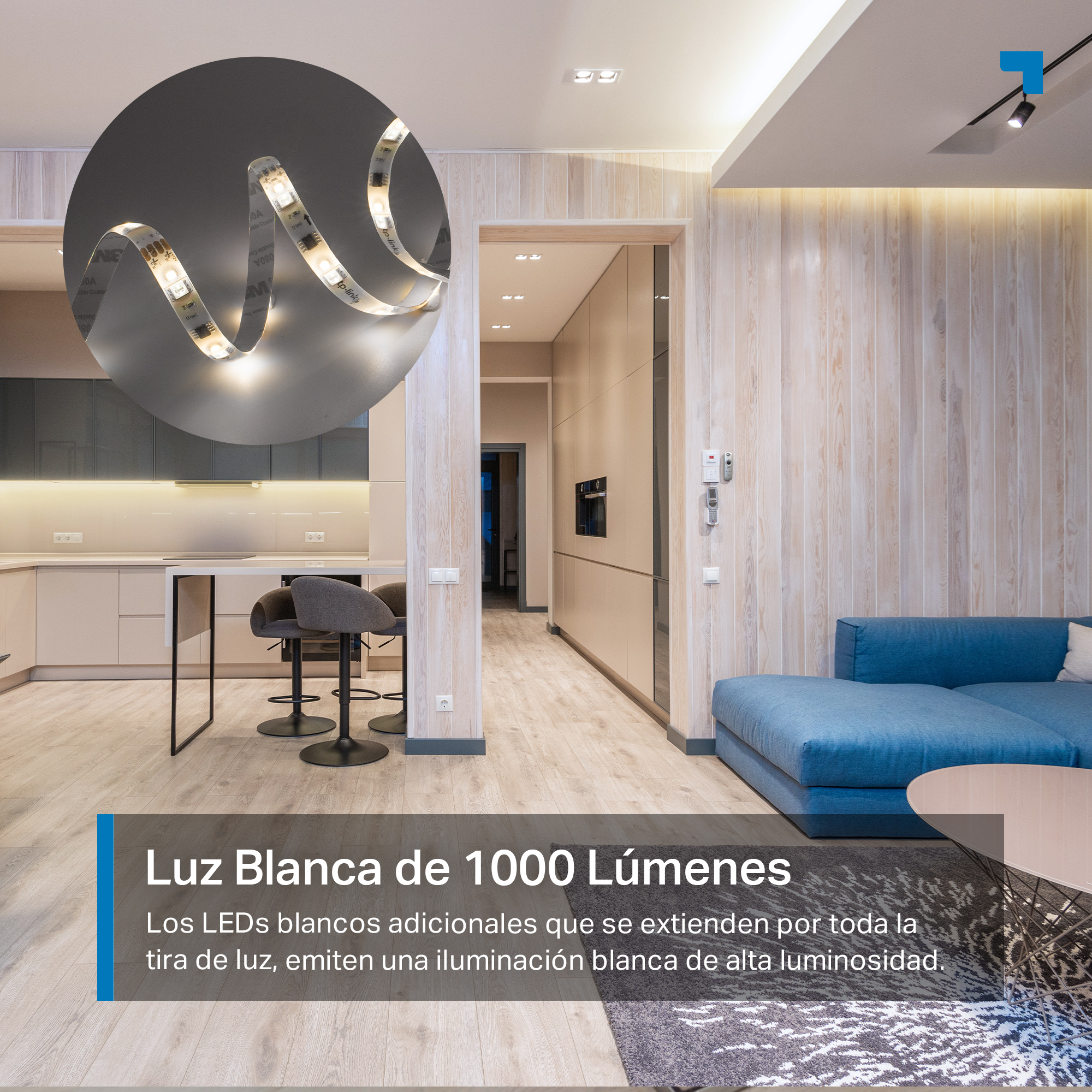 Tira LED en un interior moderno. Cocina con encimera y salón con sofá y ventanas.