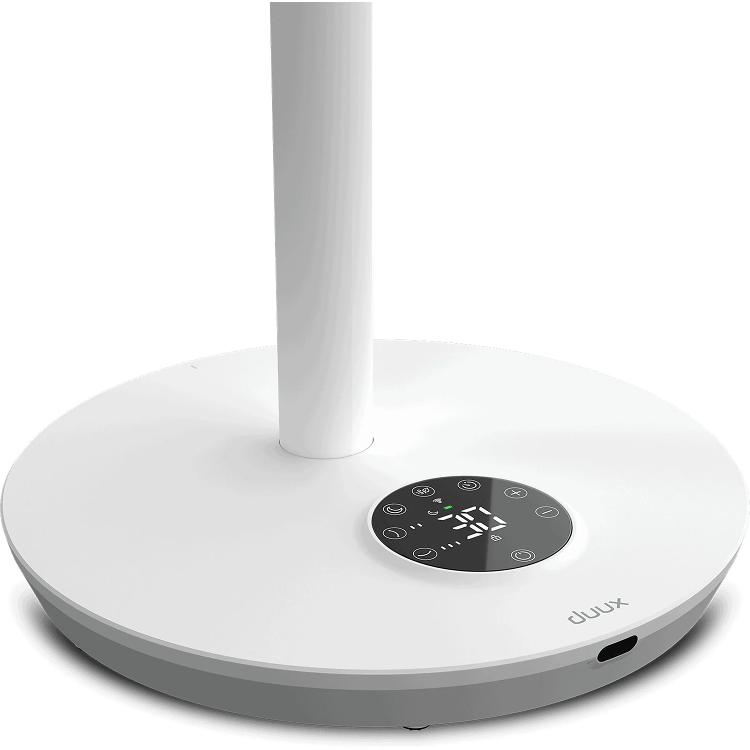 Gros plan sur la base d'un ventilateur sur pied blanc avec un panneau de commande numérique.