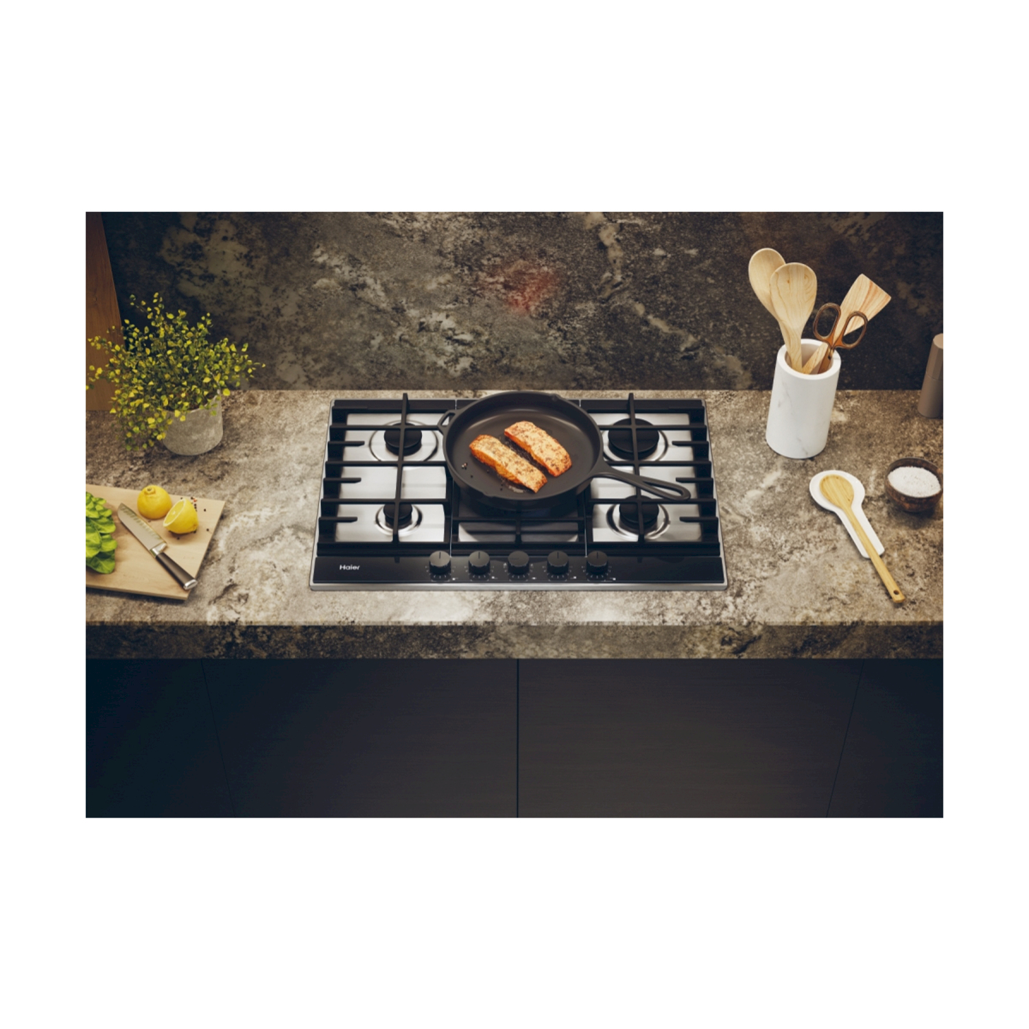 Piano cottura a gas con una padella contenente cibo, circondata da utensili e ingredienti da cucina.