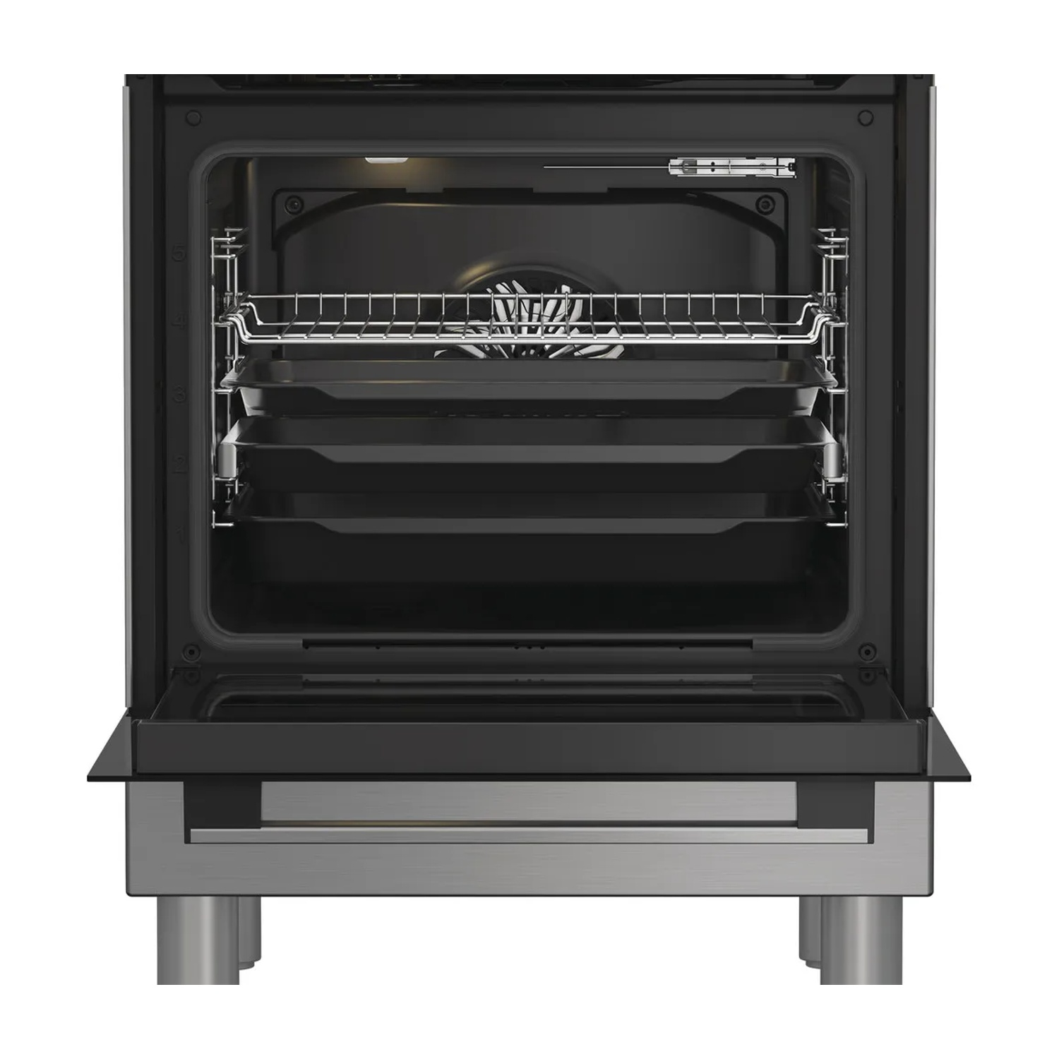 Interno del forno con ripiani e teglie. Porta aperta, vetro nero.