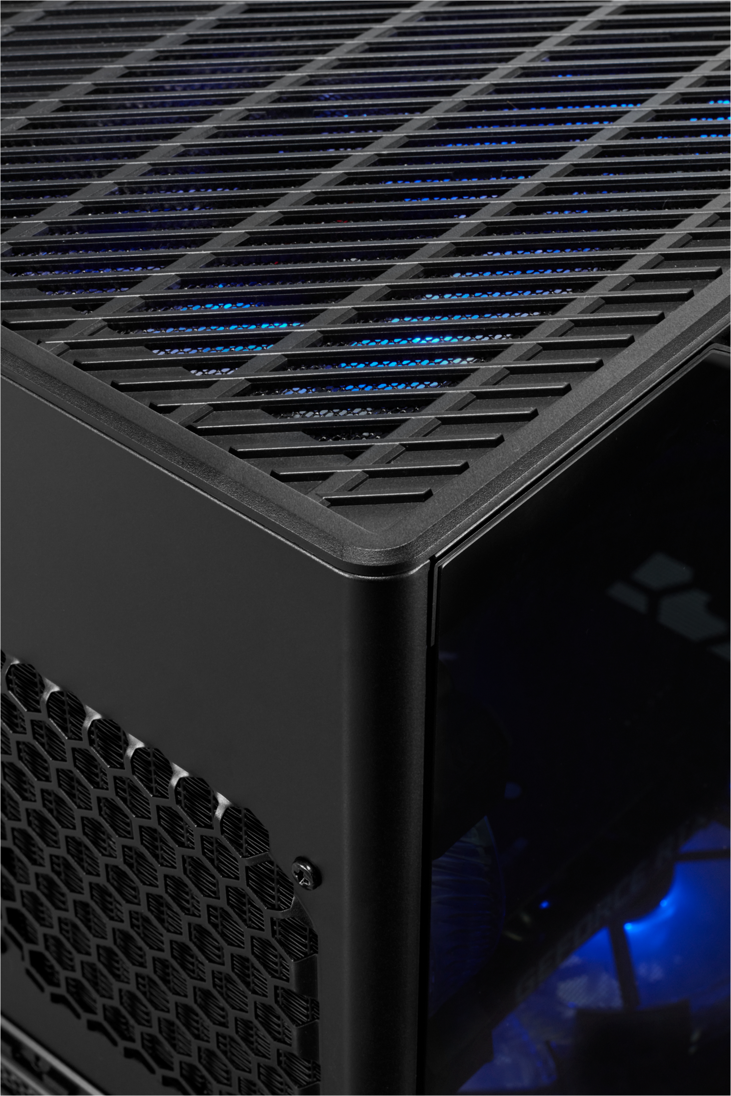 Case per computer nero con parte superiore a rete, che rivela luci blu all'interno. Vista angolare.