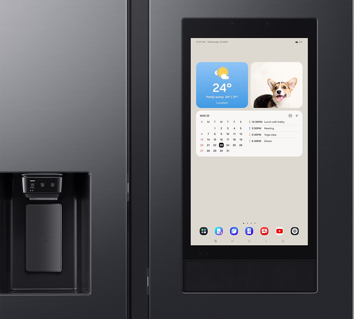 Lodówka Samsung z ekranem dotykowym wyświetlającym informacje i kalendarz.