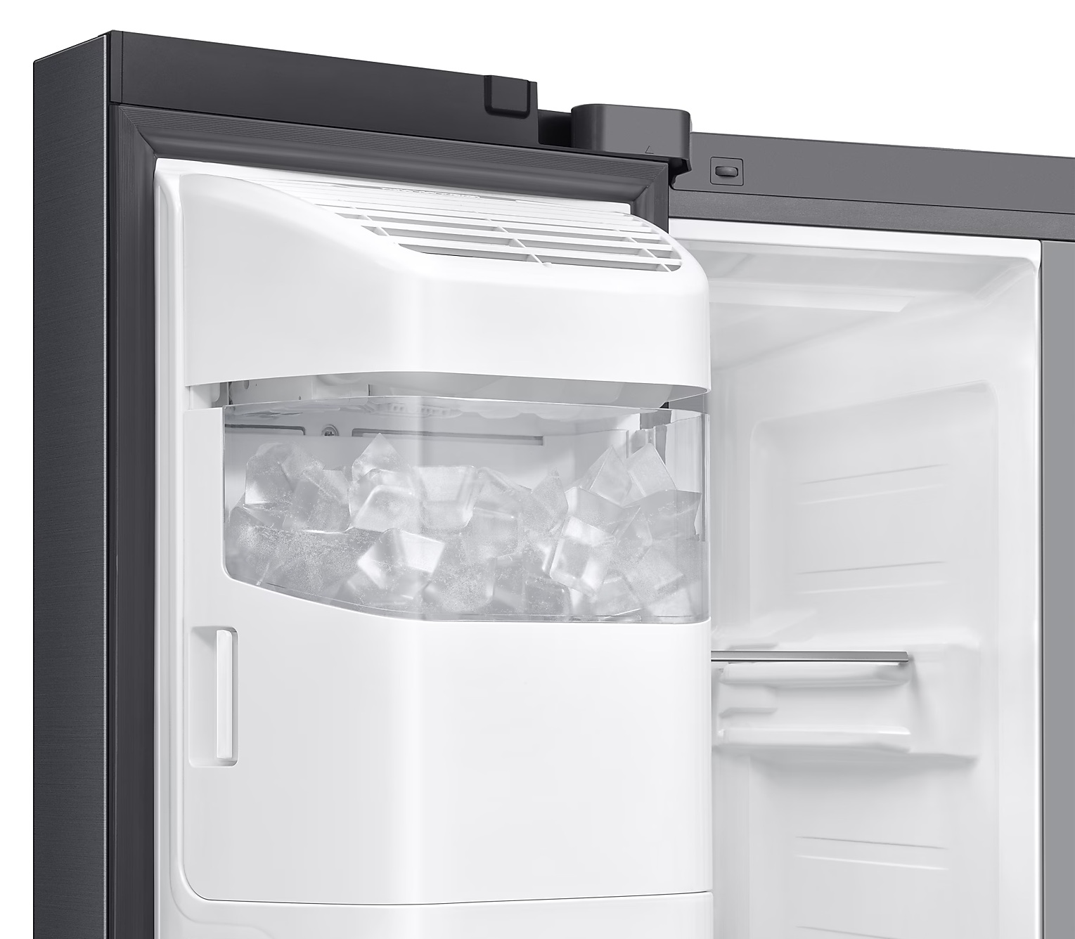 Zbliżenie na przechowywanie lodu w lodówce Samsung z otwartymi drzwiami.