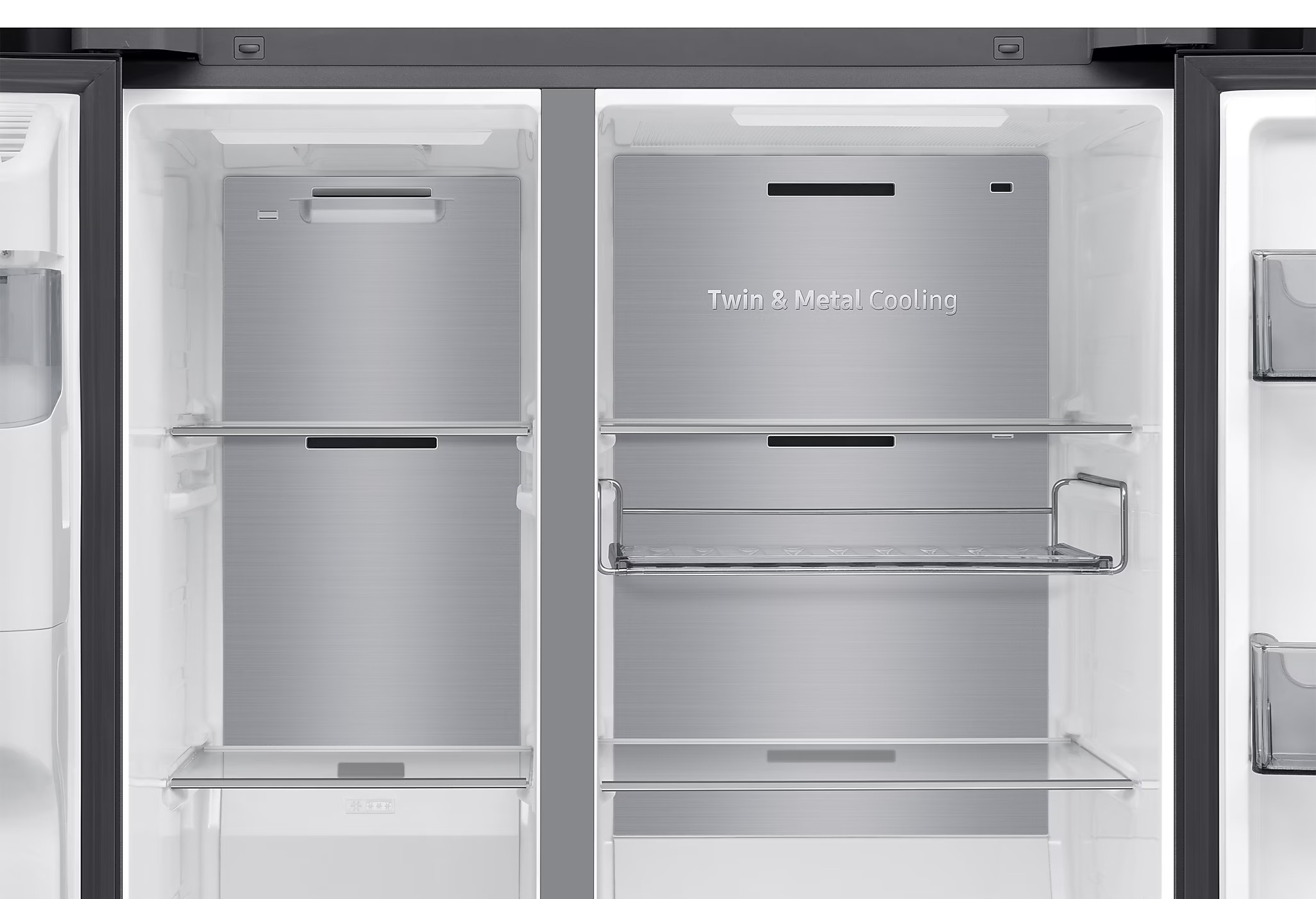 Wnętrze lodówki Samsung z półkami i metalowymi panelami chłodzącymi.