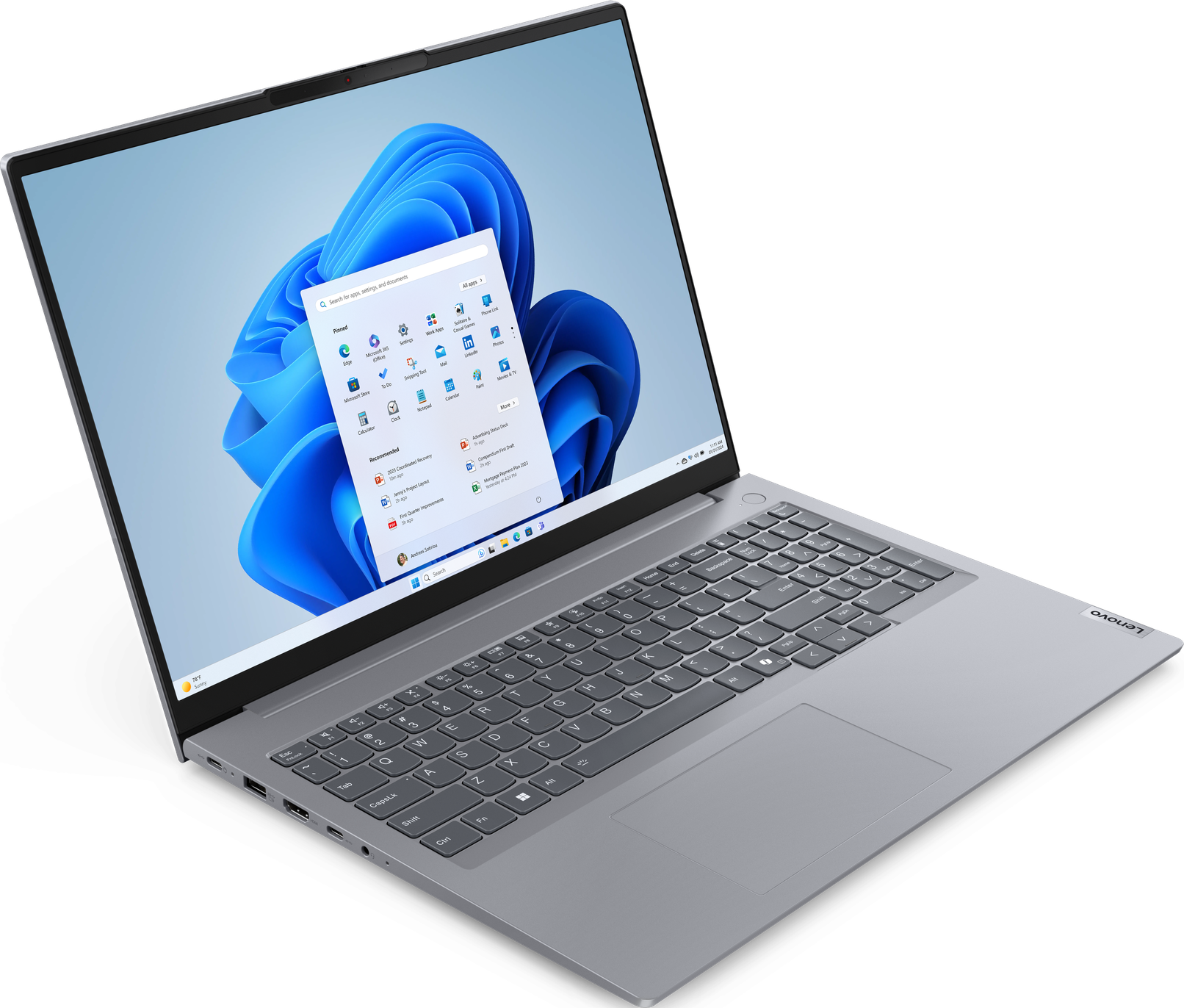 Ein Lenovo-Laptop mit geöffneter Windows 11-Oberfläche, Apps und Dokumente werden angezeigt. Winkelansicht.