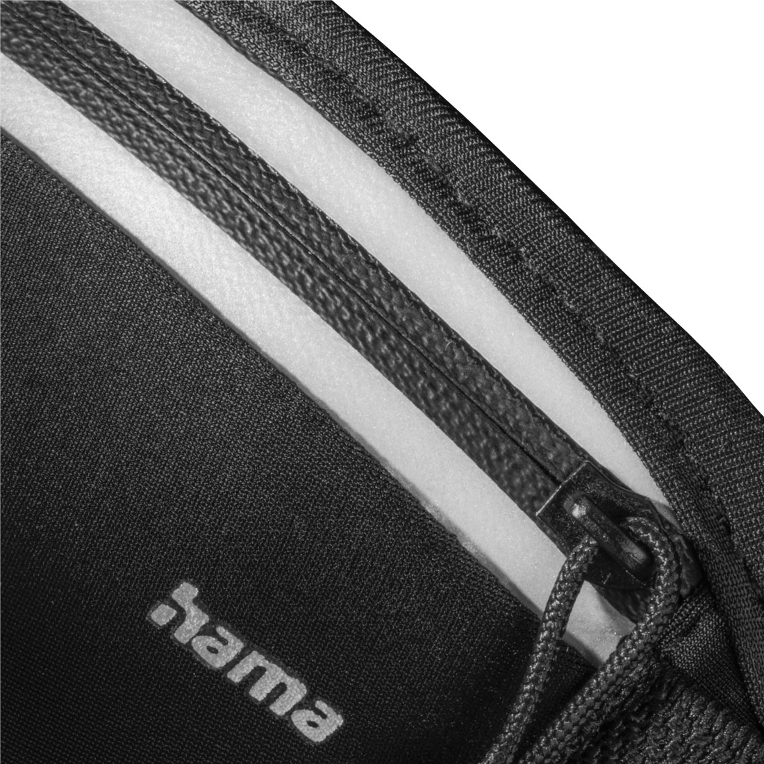 Nahaufnahme einer schwarzen Tasche mit Reißverschluss und drei weißen Streifen.