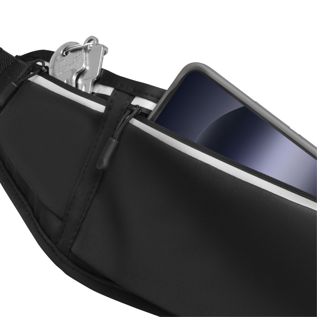 Nahaufnahme einer schwarzen Bauchtasche mit Smartphone und Schlüsseln in der Tasche.