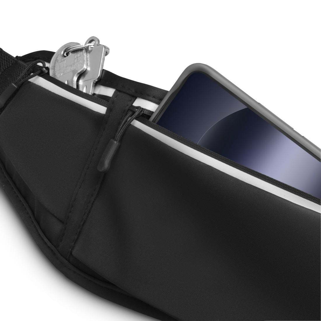 Nahaufnahme einer schwarzen Bauchtasche mit Smartphone und Schlüsseln in der Tasche.