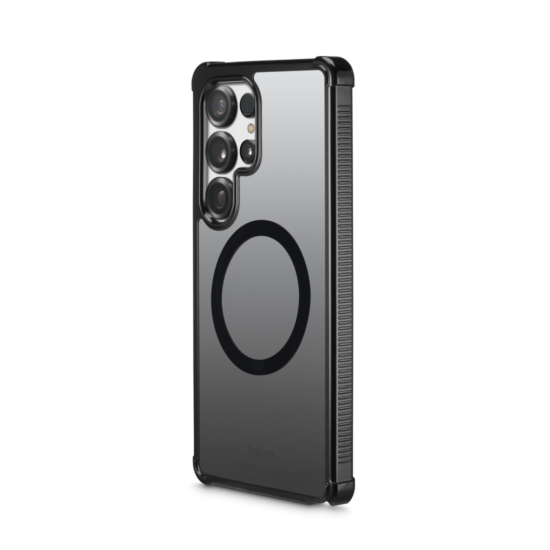 Telefon in Schutzhülle mit drei Kameras und Magnetkreis. Weißer Hintergrund.