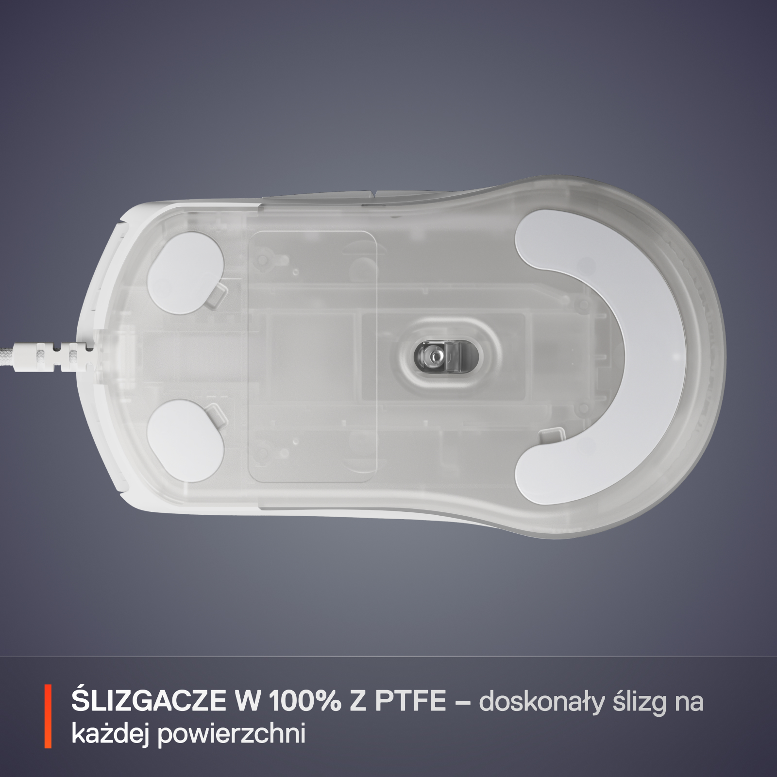 Spód białej myszy gamingowej z białymi podkładkami na szarym tle.