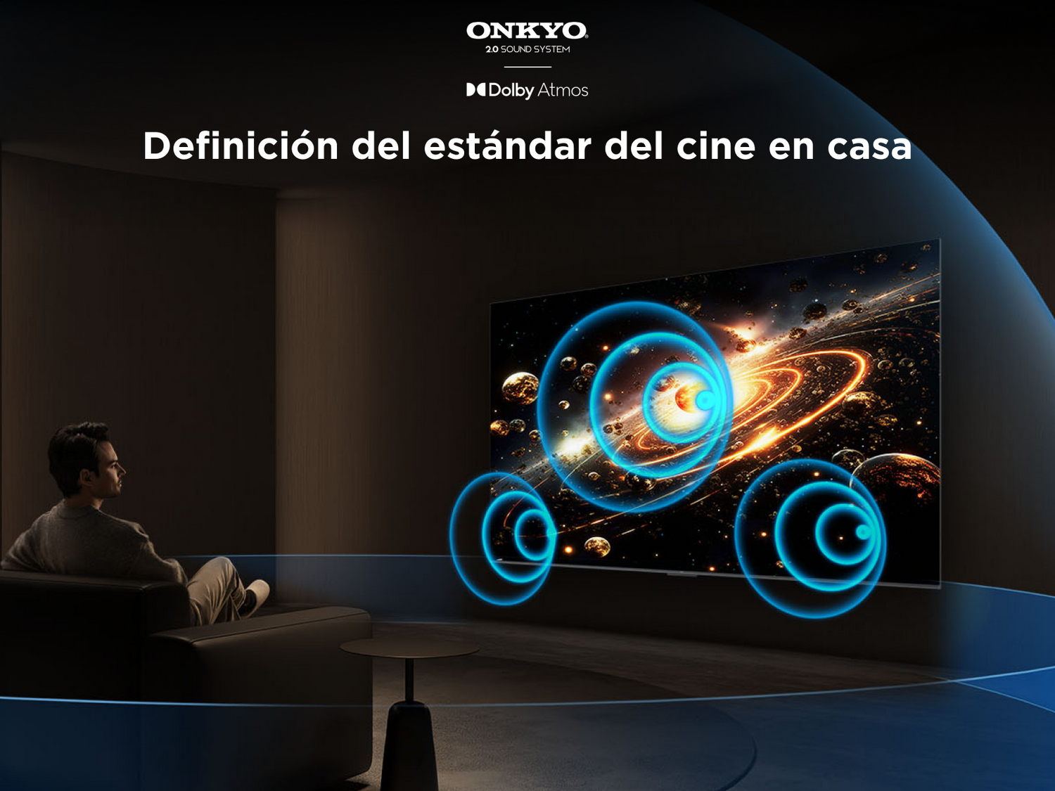 Un hombre sentado frente a un televisor muestra una escena espacial. El texto resalta la definición de cine en casa.