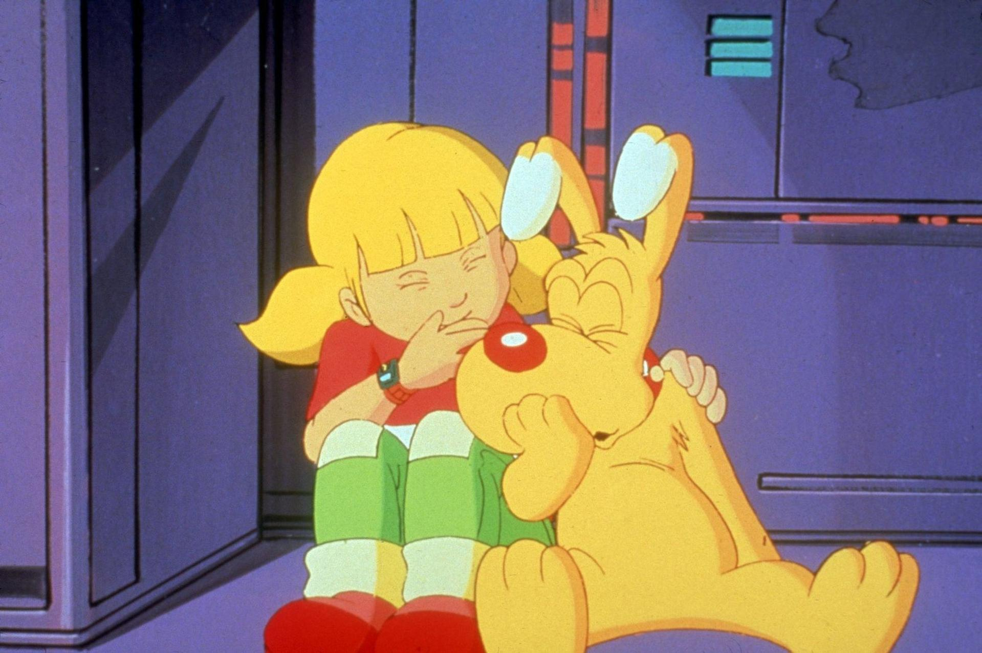 Penny und Brain, der Hund, befinden sich in einem futuristischen Raum. Penny hält sich den Mund zu.