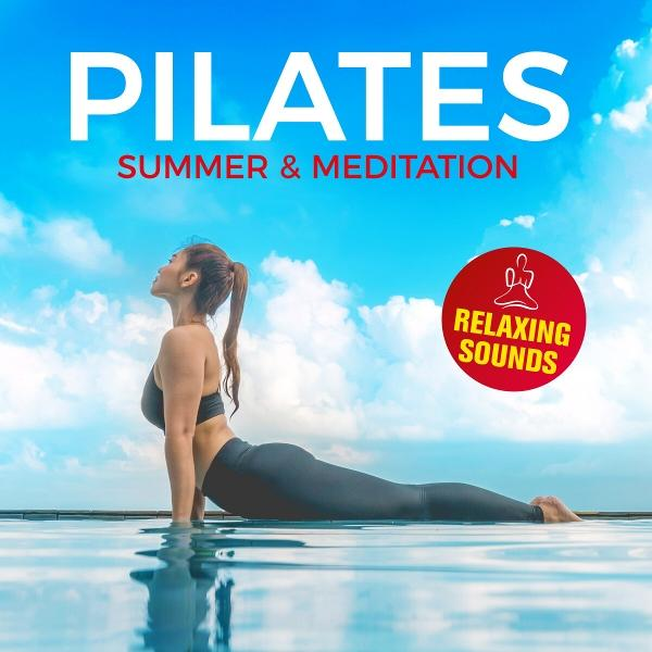 Frau macht Yoga am Pool. Text: Pilates Sommer & Meditation, Entspannende Geräusche. Blauer Himmel.