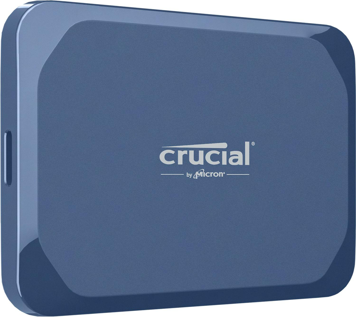 Blaue Crucial externe SSD mit abgerundeten Ecken, weißem Logo, Detail des Seitenanschlusses.