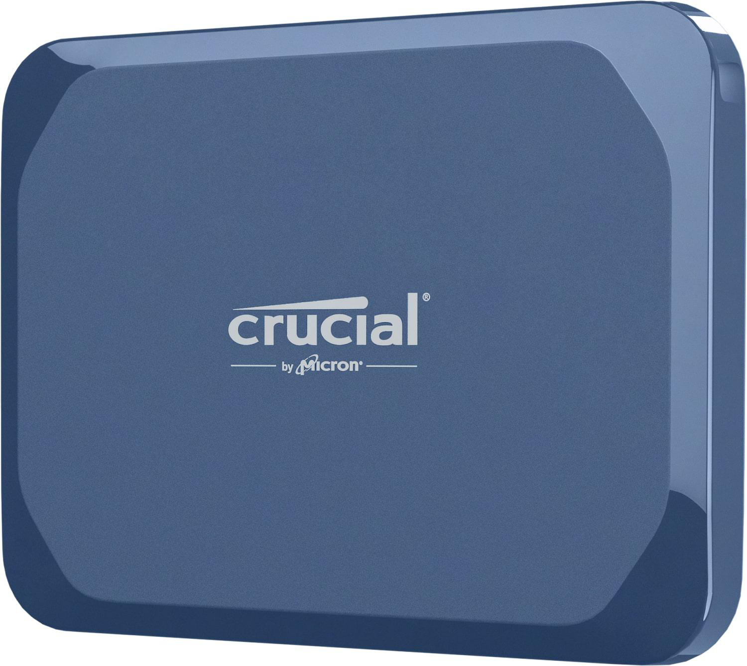 Blaue Crucial externe SSD mit abgerundeten Ecken und weißem Logo auf weißem Grund.