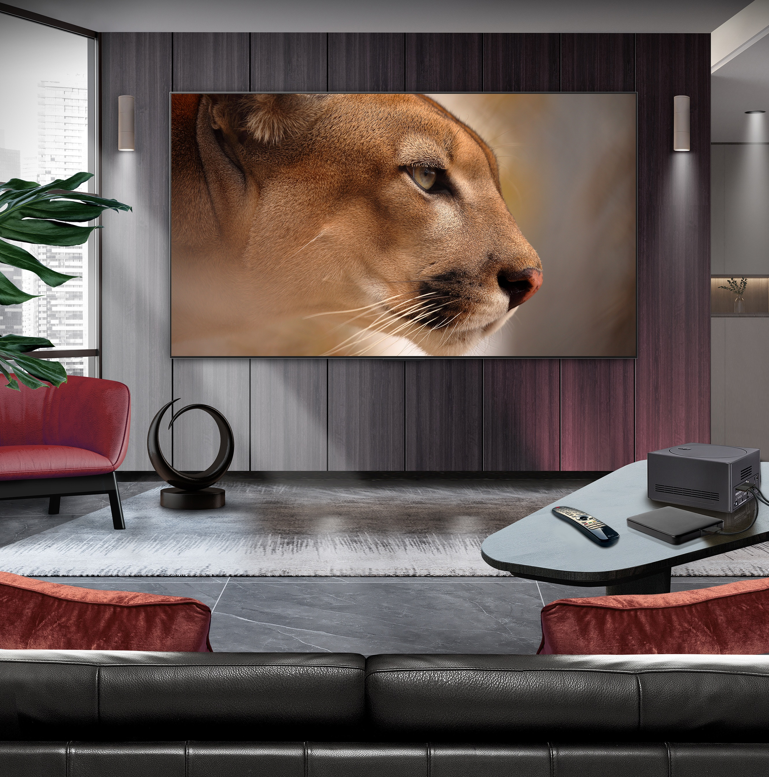 Salon z dużym telewizorem wyświetlającym twarz pumy. Pod spodem czarny soundbar.