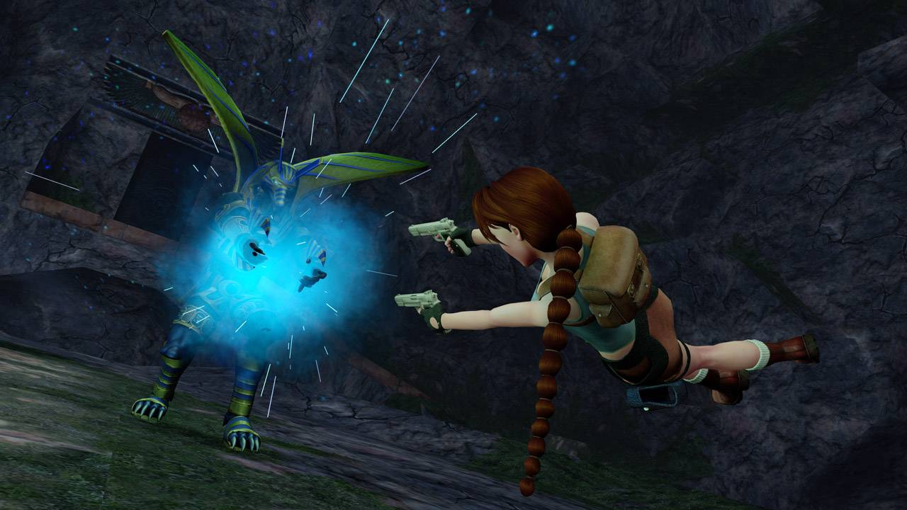 Lara Croft dispara a una criatura azul con pistolas en una cueva. Chispas y rocas en el fondo.