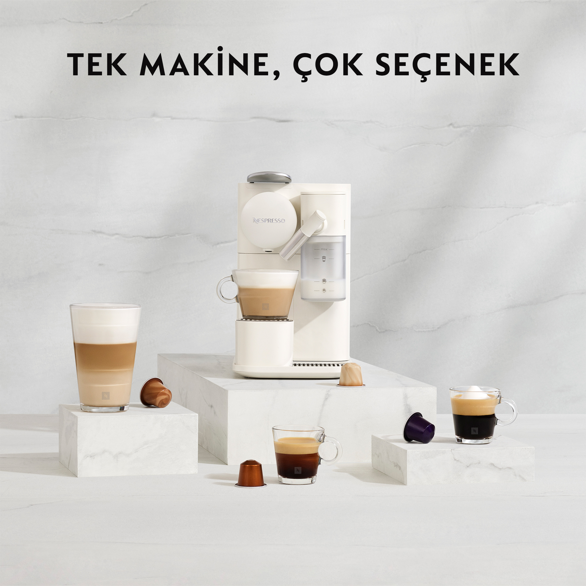 Kahve fincanları ile kahve makinesi. Metin: Tek makine, çok seçenek (Bir makine, birçok seçenek).