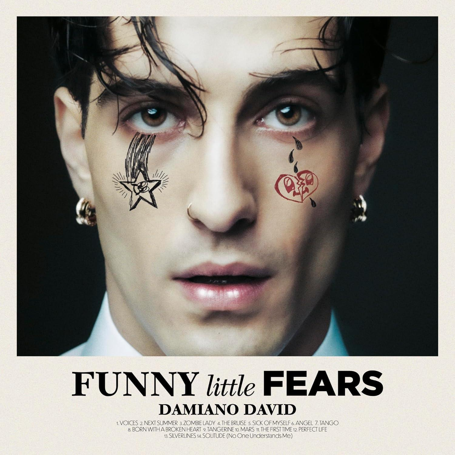 Egy tetovált férfi közelképe. Szöveg: Funny Little Fears, Damiano David.