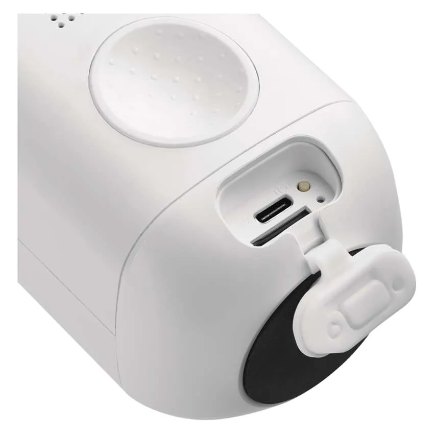 Közelkép egy biztonsági kamera portjáról, amely USB és SD kártya nyílásokat mutat.