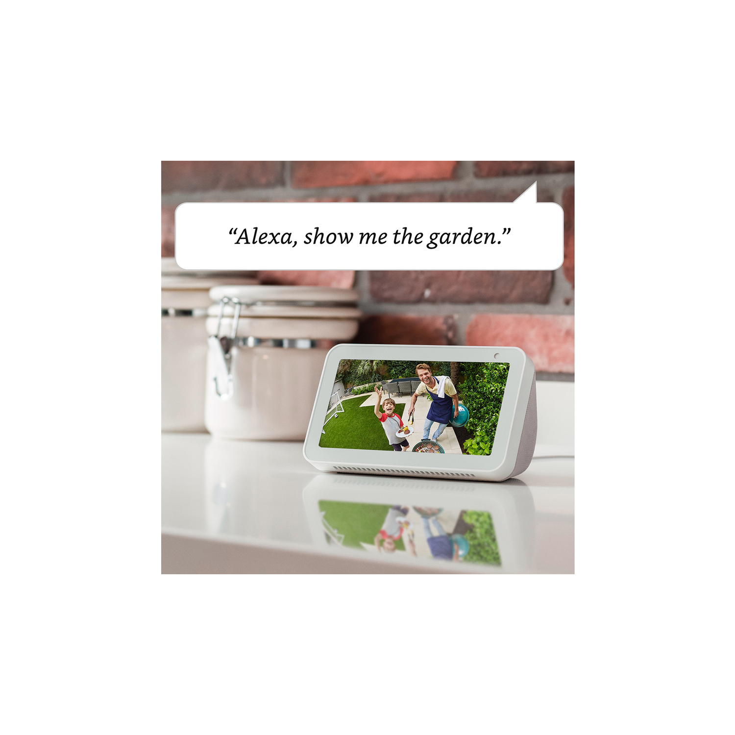 Een slim display met een tuinscène, met een spraakballon met de tekst Alexa, laat me de tuin zien.