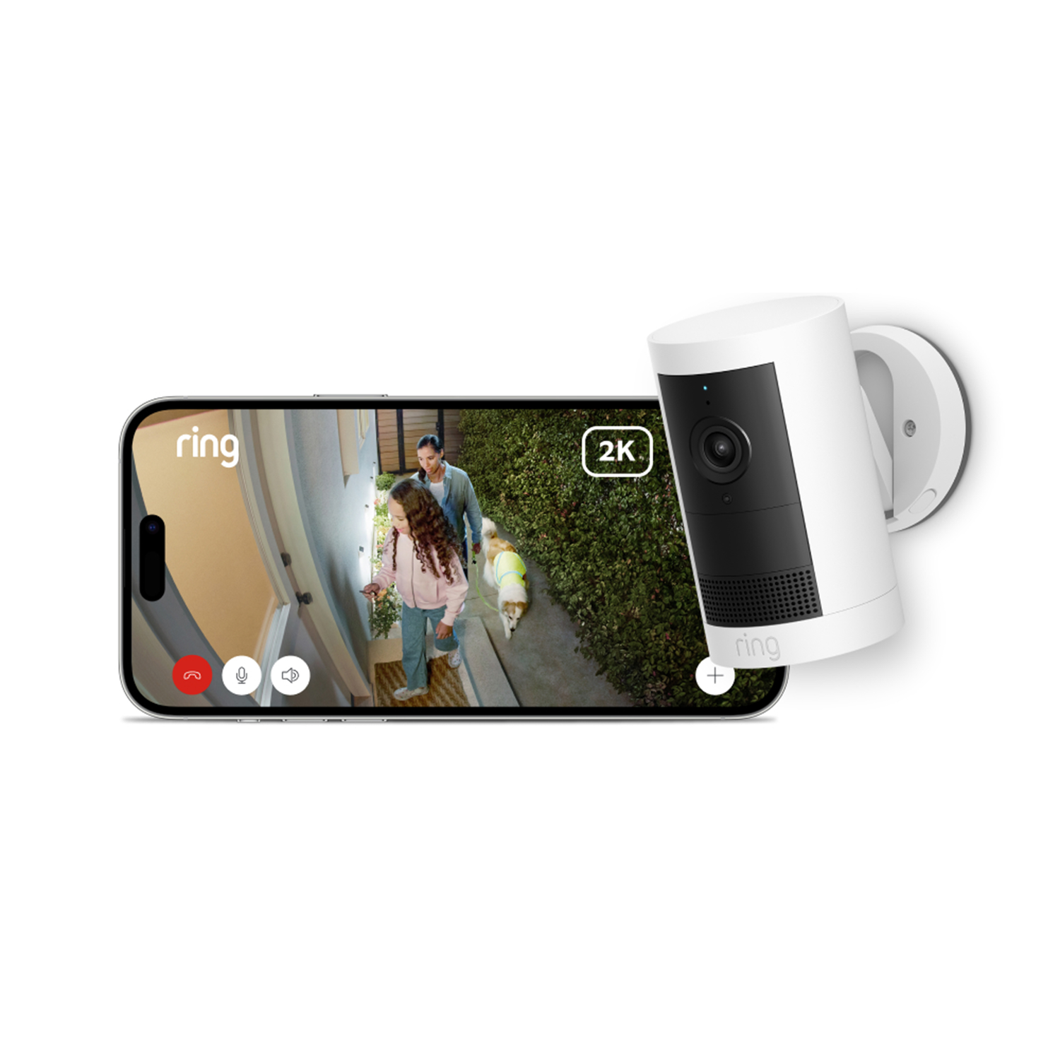 Une caméra de sécurité Ring à côté d'un téléphone montrant une famille et un chien, avec une étiquette 2K.