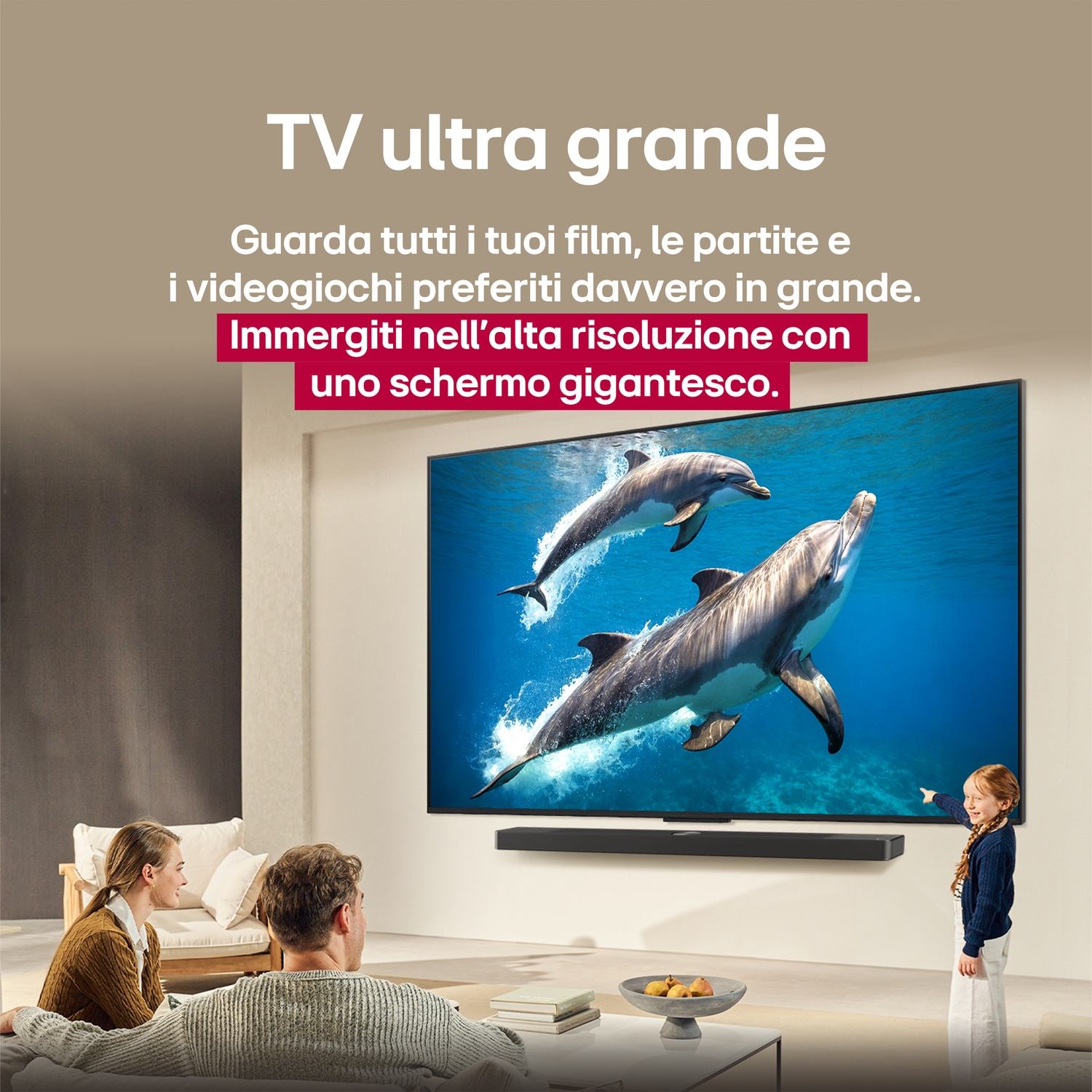 Famiglia che guarda un grande schermo TV che mostra delfini.