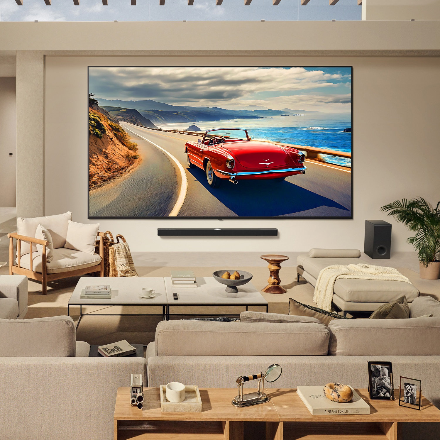 Soggiorno con TV che mostra una scena stradale, auto rossa e soundbar.