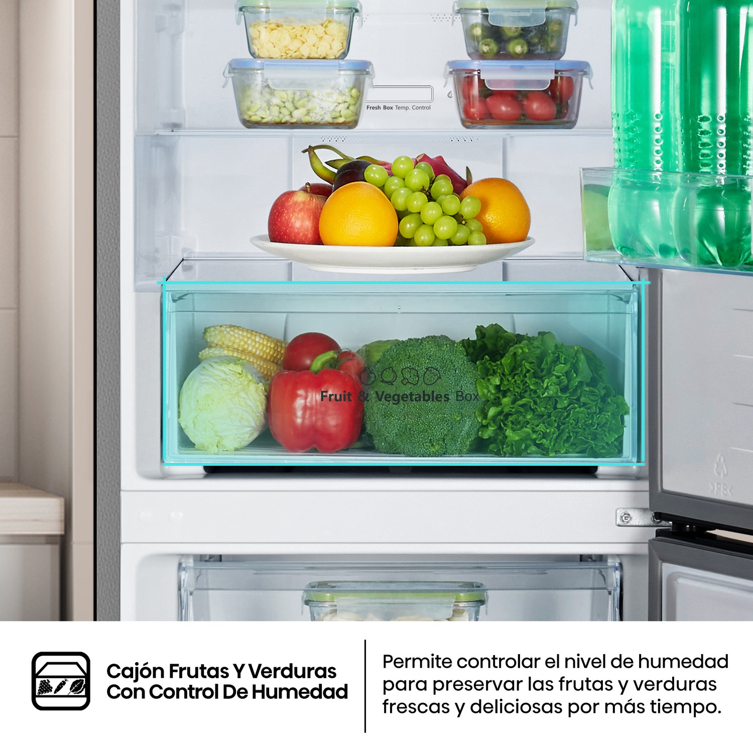 Dentro del refrigerador, una caja de frutas y verduras con frutas y verduras. Plato con manzanas y naranja.