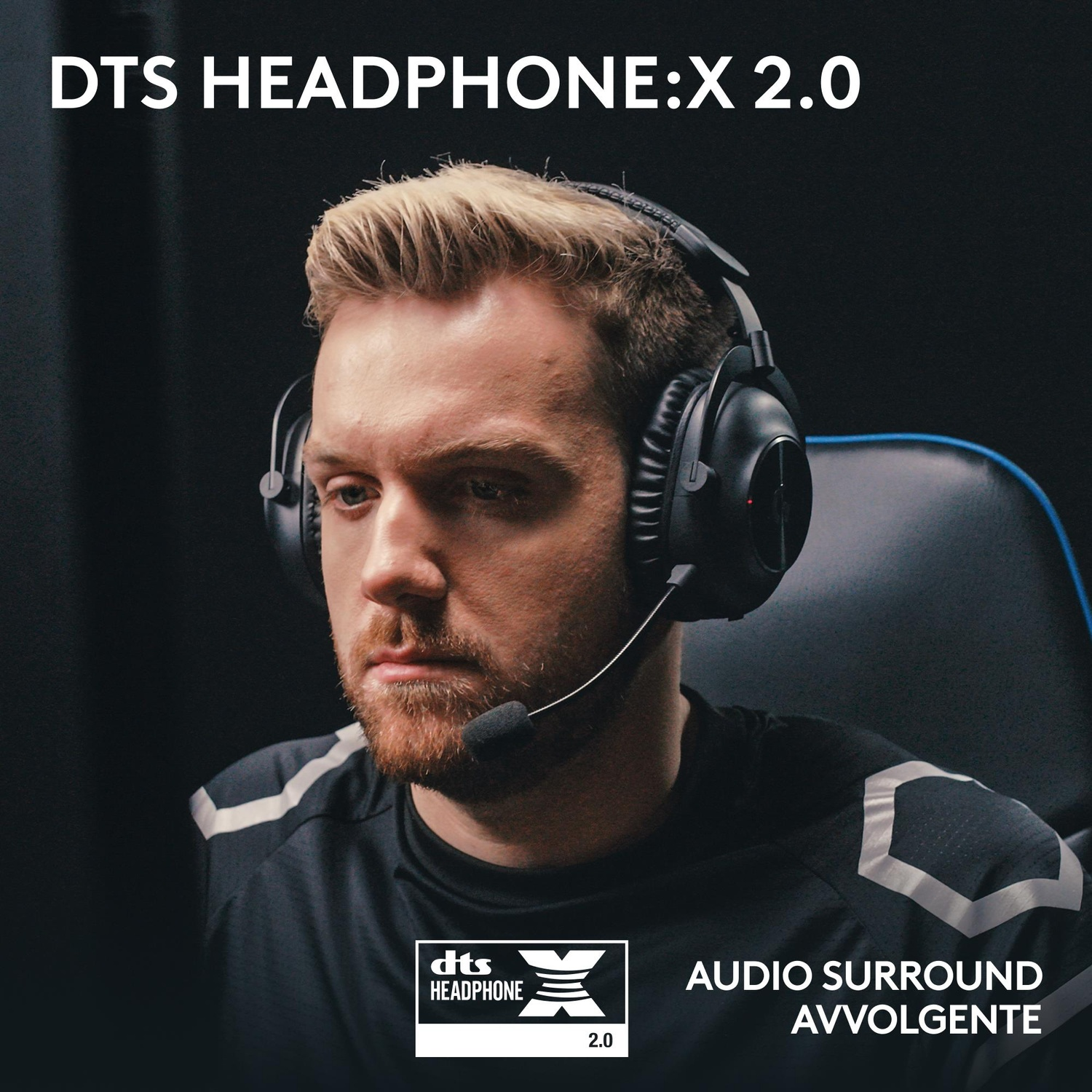 Uomo con cuffie. Logo DTS Headphone X 2.0. Sfondo scuro. Audio surround.
