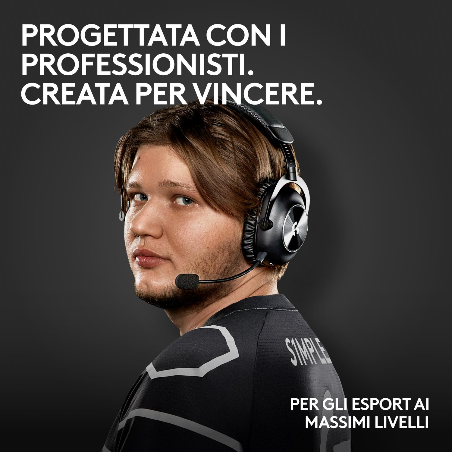 Uomo con cuffie e maglietta nera. Testo sull'immagine. Sfondo scuro.