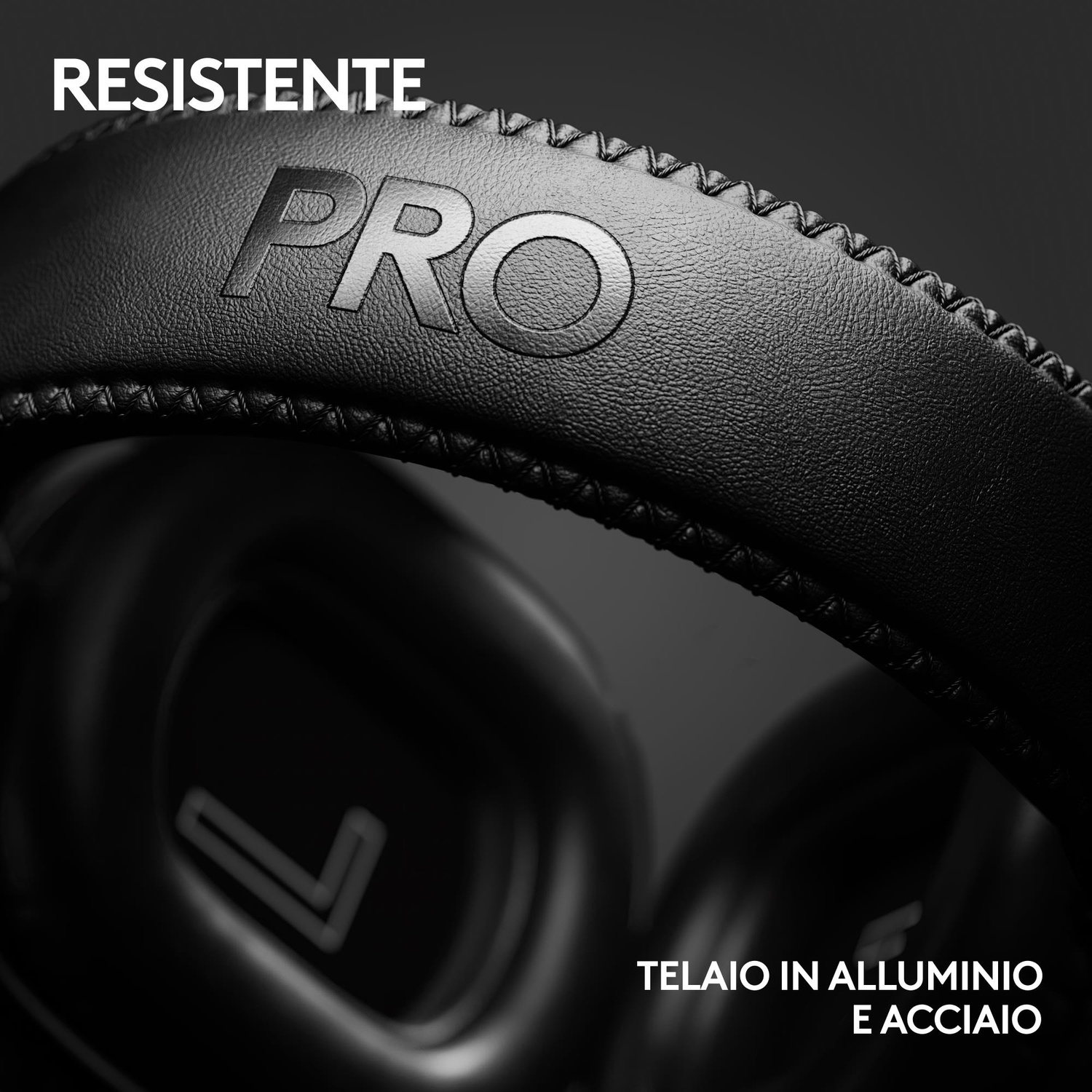 Primo piano dell'archetto delle cuffie. Testo PRO in alto. Telaio in metallo.