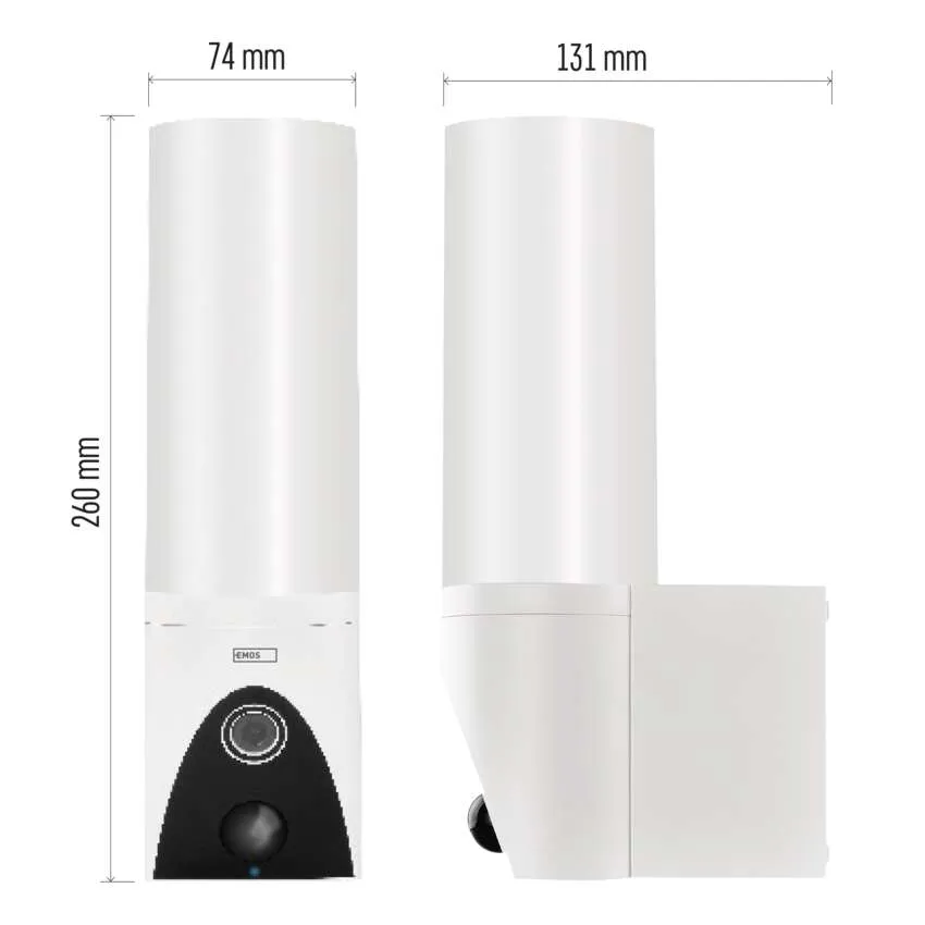 Egy fehér toronyventilátor egy nappaliban van, egy kanapéval.