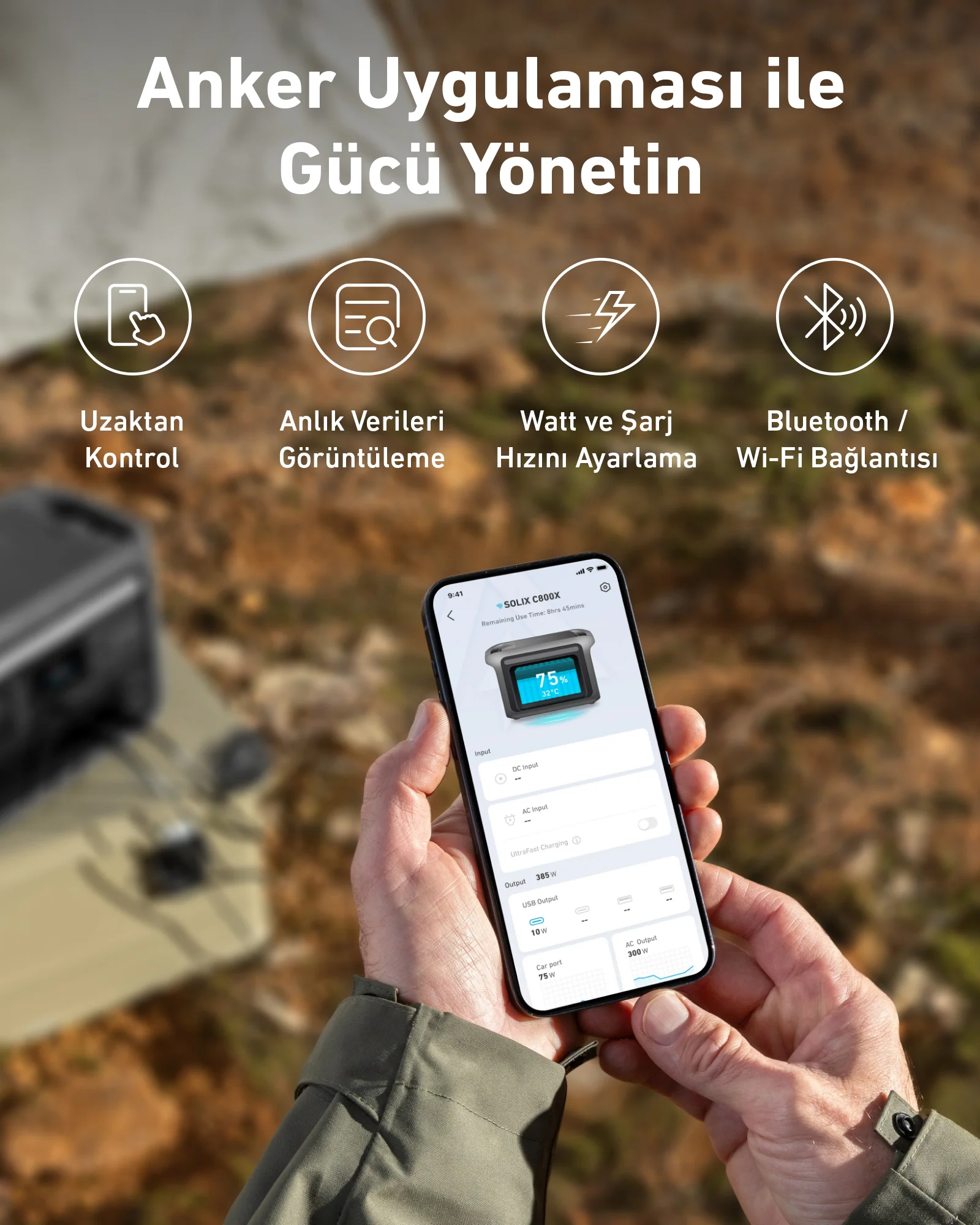 Bir kişinin bir güç istasyonunu kontrol etmek için akıllı telefon kullanması.