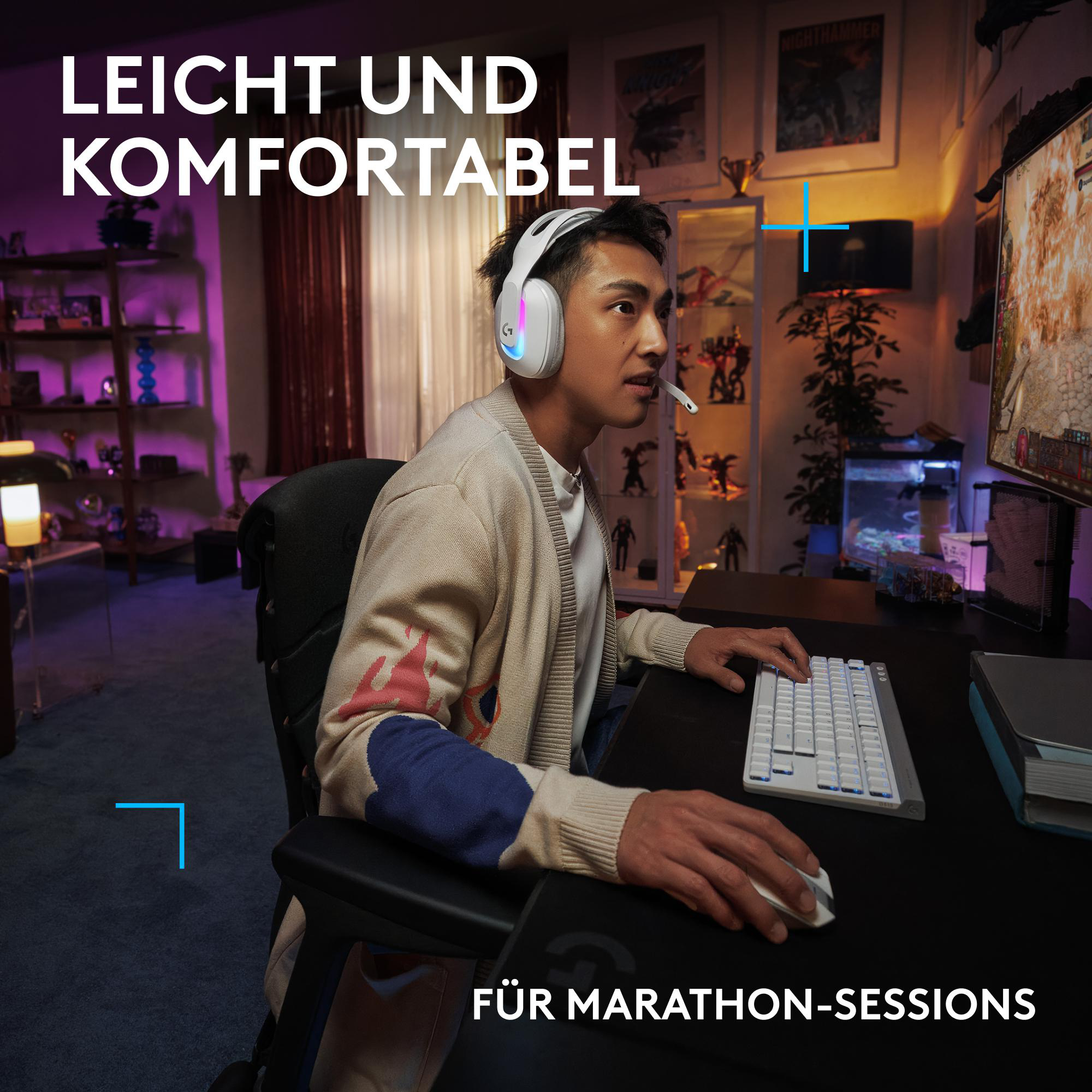 Mann spielt mit weißem Headset, Tastatur und Maus.