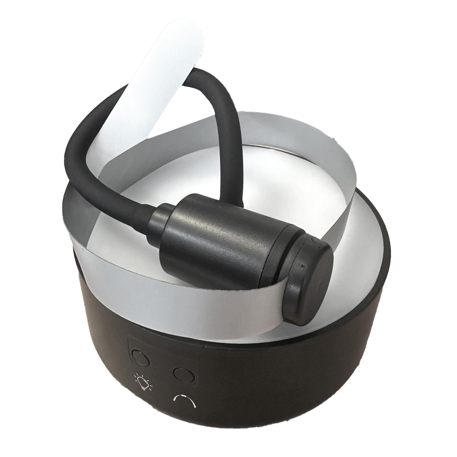 Schwarz-silberne fächerförmige Lampe mit weißem Licht. Schwarzer Sockel mit zwei Knöpfen.